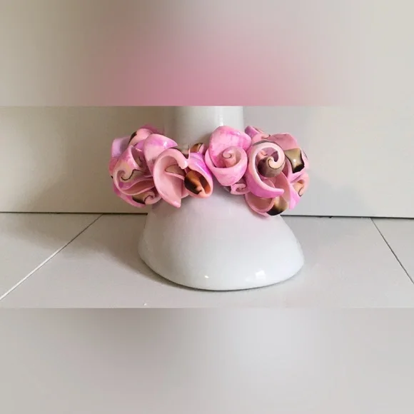 Pink Curly Conch Shell Stretch Bracelet - Picture 2 of 10